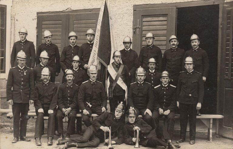 1925 - Člani ob 40-letnici pred obnovljenim domom