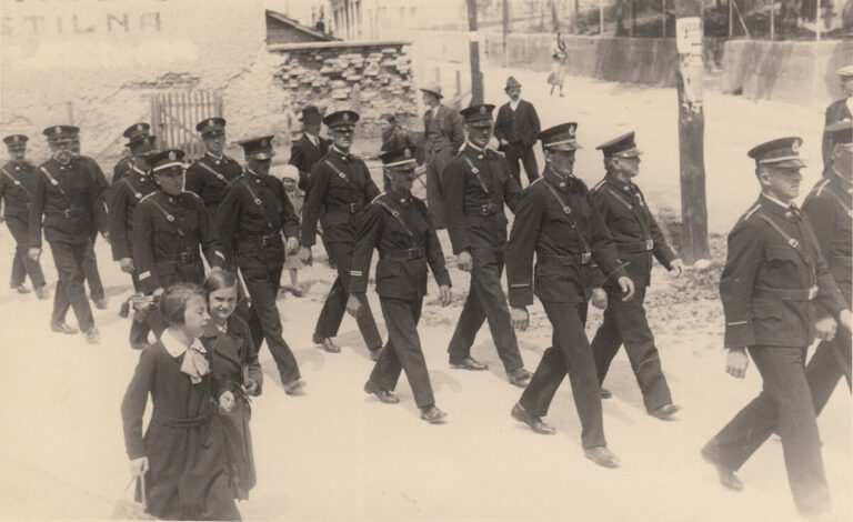 1938 (približno) - Povratek iz svečanosti iz cerkve